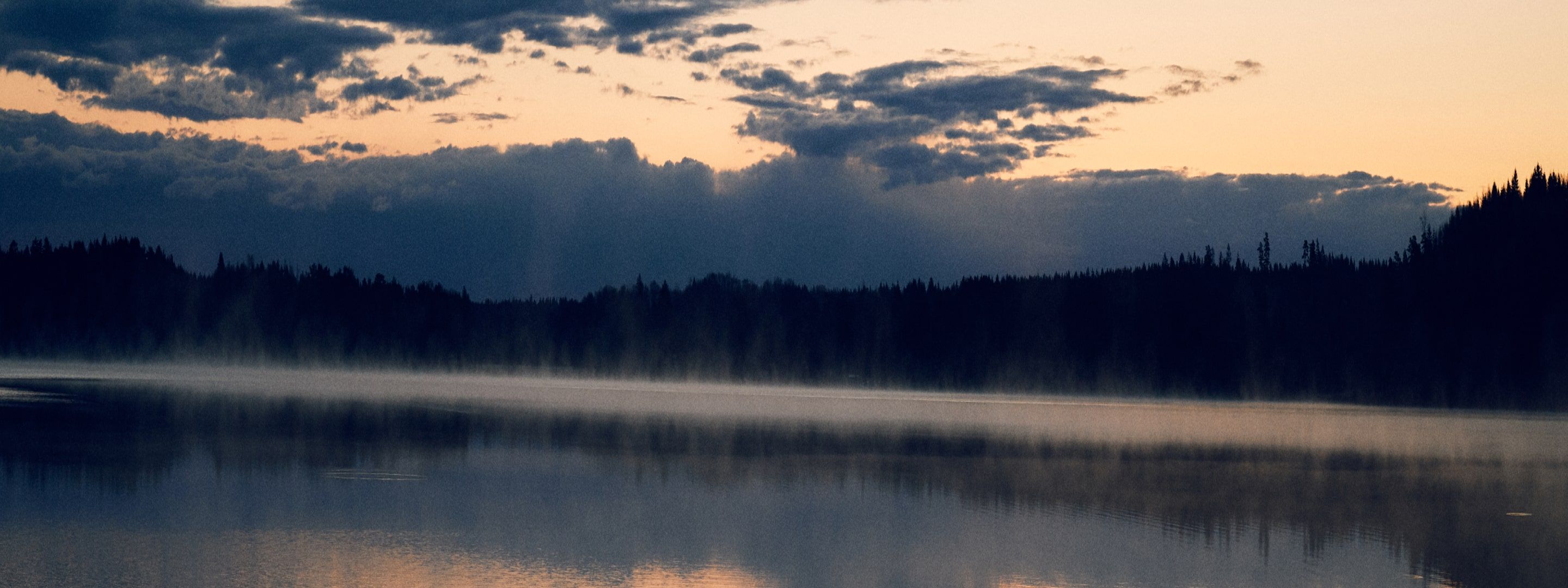 Dis över en sjö i kvällsljus