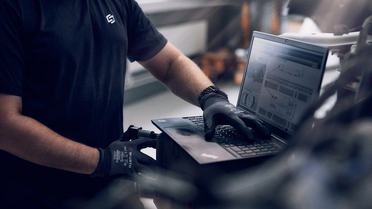 Person kontrollerar värden i en bildel på datorn